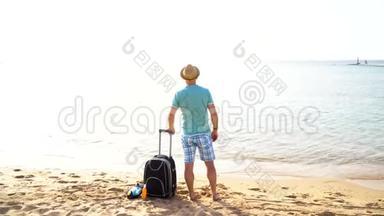 带着手提箱的人在海滩上。 暑假旅行和度假概念